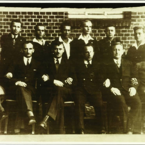 Zarząd Bratniej Pomocy w Miejskim Gimnazjum Koedukacyjnym w r. szkolny 1933-1934. Wiesław Sauter siedzi trzeci od lewej.