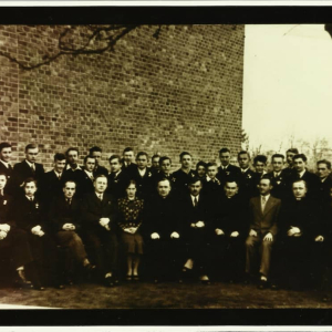 Grono pedagogiczne i uczniowie Miejskiego Gimnazjum Koedukacyjnego w Międzychodzie przed 1939 r. Wiesław Sauter siedzi ósmy od lewej.