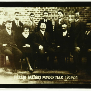 Zarząd Bratniej Pomocy w Miejskim Gimnazjum Koedukacyjnym w r.  szkolny 1930-1931. Wiesław Sauter siedzi pierwszy od lewej.