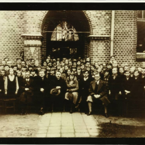 Grono pedagogiczne i uczniowie Miejskiego Gimnazjum Koedukacyjnego w Międzychodzie przed 1939 r. Wiesław Sauter siedzi drugi od prawej.